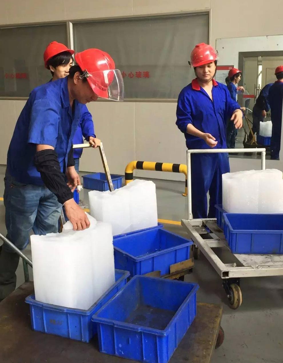 車(chē)間擺放冰塊